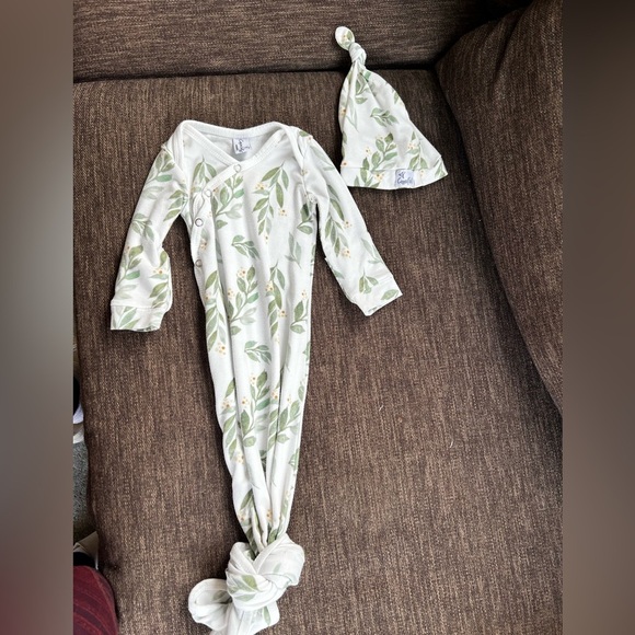 Copper Pearl Leaf Print Baby Gown and Hat Set newborn - Picture 1 of 4